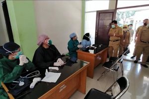 Sekda Kabupaten Tangerang Tinjau Barak Singgah Covid-19 dan Vaksinasi di Cisauk