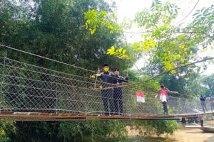 Pangdam Siliwangi Resmikan Jembatan Gantung di Kabupaten Serang