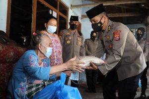 Jumat Barokah Polda Banten Bagikan Paket Sembako ke Masyarakat