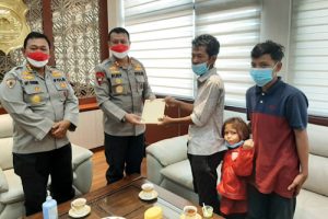 Cinta Tanto Cari Seragam Bekas Untuk Anak, Dibalas ‘Cinta’ Kapolda Banten