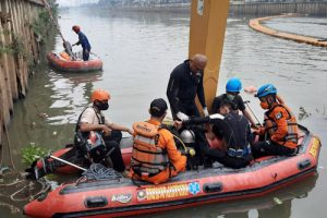 Tim SAR Cari Pemuda Tenggelam di Banjir Kanal Barat
