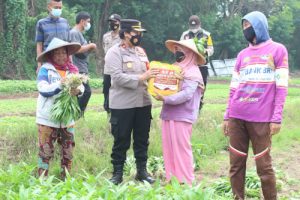 Polwan RI Polsek Neglasari Baksos Bagikan Sembako