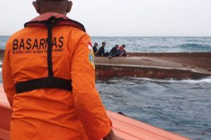 Enam Selamat Empat Dicari Kapal Nelayan Tenggelam di Perairan Pulau Damar