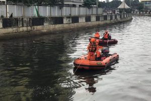 Seorang Warga Ceburkan Diri Ke Kali Item