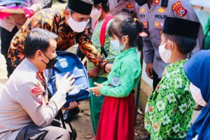 Pantau PTM Kapolda dan Wakapolda Banten Bantu Peralatan Sekolah