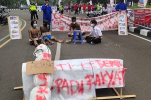 Aksi Demo di Kabupaten Tangerang Diwarnai Aksi Banting Mahasiswa oleh Oknum