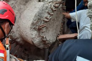 Korban Reruntuhan Crane Berhasil Dievakuasi
