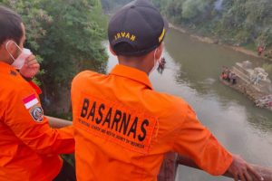 Tim SAR Masih Cari Warga Ceburkan Diri ke Sungai Cileungsi