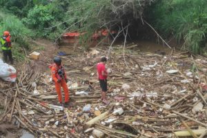 Tumpukan Sampah Halangi Pencarian Korban Tenggelam di Kali Angke