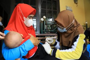 Door to Door Warga Nambo Jaya Divaksinasi dan Diimunisasi