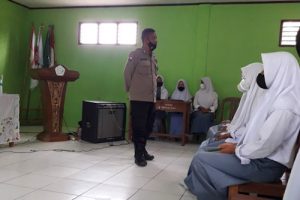 Bhabinkamtibmas Desa Sukalangu Sosialisasi Hukum di SMK MA Sukalangu