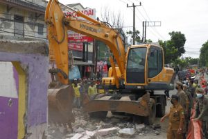 Dinas PUPR Kota Tangerang Bongkar Rumah Tengah Jalan