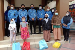 Camat Cibodas Bagikan Sembako Di HUT Korpri Ke 50