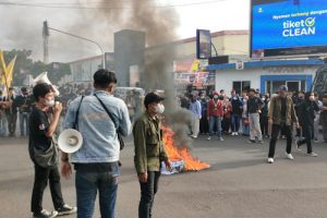 Polda Banten Bubarkan Aksi Bakar Ban dan Blokade Jalan
