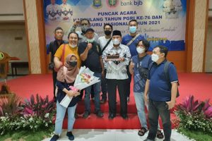 Hari Guru Nasional, Kadis Pendidikan Kota Tangerang Kaget Diberi Kejutan Wartawan