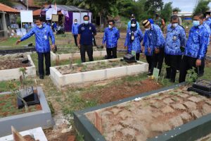Korpri Bantu 128 Petugas Penggali Kubur Covid-19 TPU Buniayu