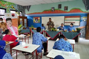 Rano Karno Bantu Alat TIK Ke SDN Paninggilan Tangerang