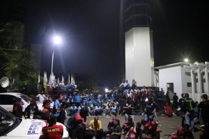 Hingga Malam, Buruh Bertahan di KP3B Polda Banten Tetap Kawal