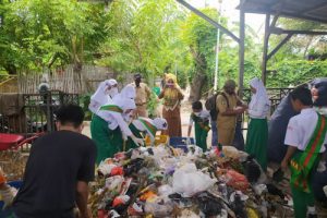 Murid MI Lihat Pengolahan Sampah di TPS 3R