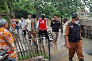 Camat Mekar Baru Tinjau Warga Kena Banjir