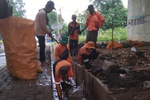 Curah Hujan Tinggi DLH Tangerang Normalisasi Drainase