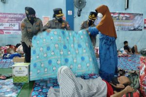 Peduli Korban Semeru, Polwan RI Salurkan Bansos dan Beri Trauma Healing