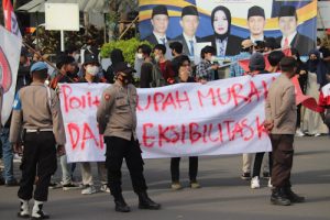 Aksi Mahasiswa Serang Dikawal Brimob Banten