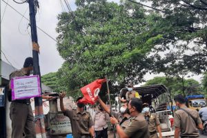 Tim Gabungan Tertibkan Posko dan Spanduk Ormas di Cipondoh