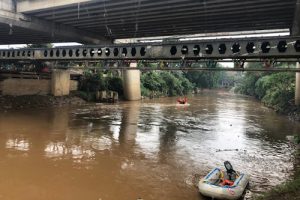 Tim Sar Cari Anak Terseret Arus Ciliwung