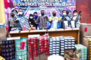 Polda Banten Bongkar Gudang Produksi Shampo Palsu