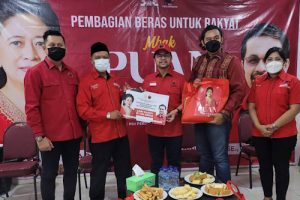 Marinus Gea Bagikan Beras Berlabel Puan Maharani