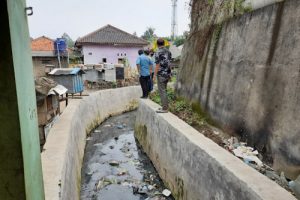 Lurah Pasir Jaya Tinjau Saluran Air di RW 04