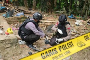 Jibom Satbrimob Polda Banten Sisir dan Sterilisasi TKP Ledakan di Cimanggu