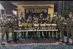 Trantib Kecamatan Jatiuwung Amankan Puluhan Botol Miras Berbagai Merk