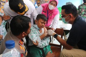 Bupati Tangerang Bersama Kapolda Tinjau Vaksin di Sekolah
