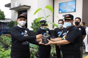 Sambut HUT Kota Tangerang Ke 29 Kecamatan Jatiuwung Bagikan 1000 Bibit Pohon