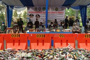 Puncak HUT Ke 29 Kota Tangerang Musnahkan Ribuan Botol Miras