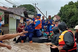 Ditpolairud Polda Banten Evakuasi Korban Banjir di Perumahan Rahayu Residence