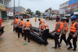 Bantuan untuk Korban Banjir Satbrimob Polda Banten Diplot Hingga Malam