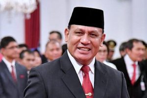 Agama Menganjurkan Kita untuk Berkaca Lebih Banyak