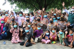 Kapolda Beri Bantuan Ke Warga di Banten Lama