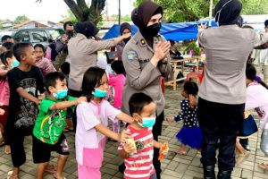 Polwan Polda Banten Trauma Healing Anak Terdampak Banjir