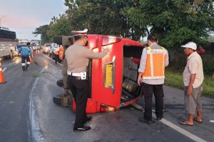 Angkot Bawa Belasan Penumpang Terbalik di Tol Tangerang-Merak