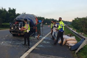 Pickup Tabrak Truk Sedang Berhenti di Jalan Tol, Satu Meninggal