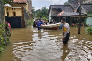 Ditpolairud Banten Evakuasi Korban Banjir di Labuan