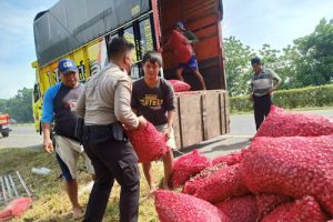 Truk Muatan Bawang Laka Tunggal di Tol Tangerang-Merak