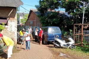 Jelang Ramadhan Warga RW 08 Kelurahan Cimone Jaya Kerja Bakti