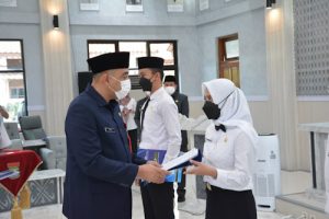 Bupati Tangerang Serahkan 28 SK CPNS Lulusan STAN