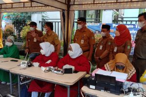 Wakil Wali Kota Monitor Bazaar dan Vaksinasi di Kecamatan Cipondoh
