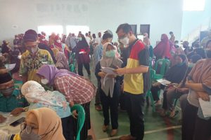 dr.Darsono Bantu Pemberian Vaksinasi Booster Ke Masyarakat